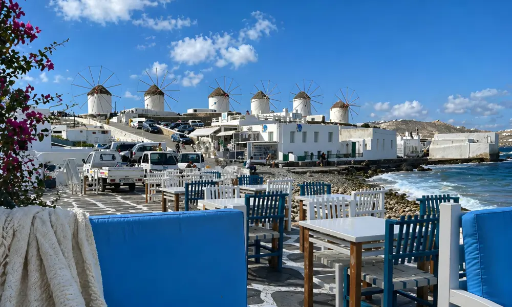 Októbrový Mykonos s letenkou z Bratislavy padol na 72 eur. Štyri noci v luxusnom hoteli s raňajkami a letenkou pod 230 eur spolu. mykonos main