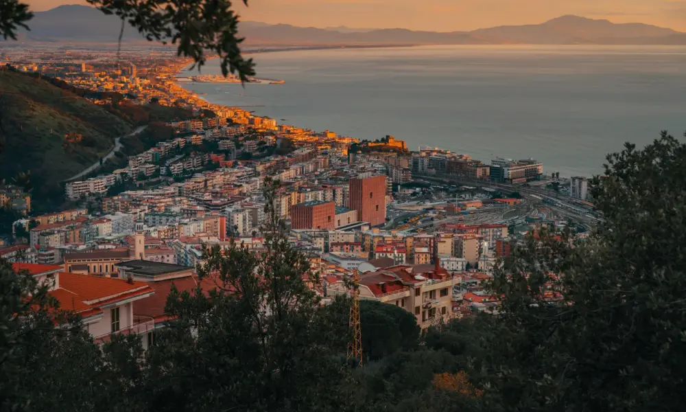Panoramatický pohľad na Salerno pri západe slnka