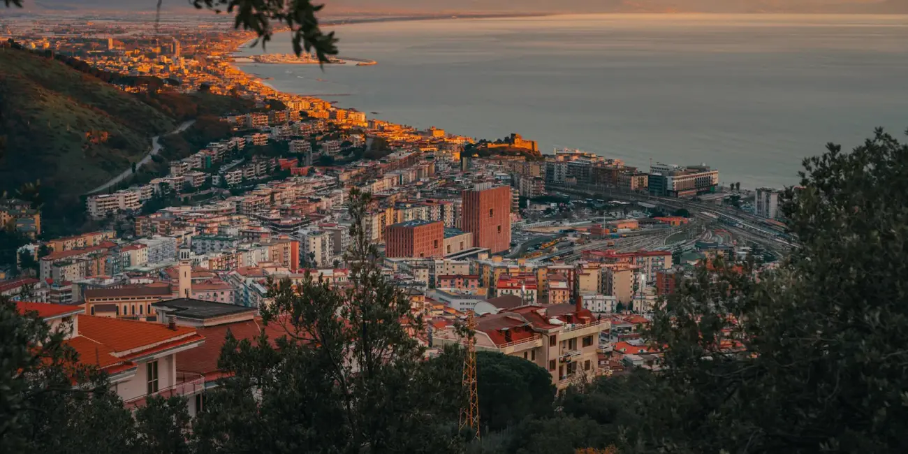 Panoramatický pohľad na Salerno pri západe slnka