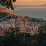 Panoramatický pohľad na Salerno pri západe slnka