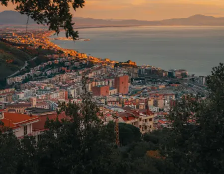 Panoramatický pohľad na Salerno pri západe slnka